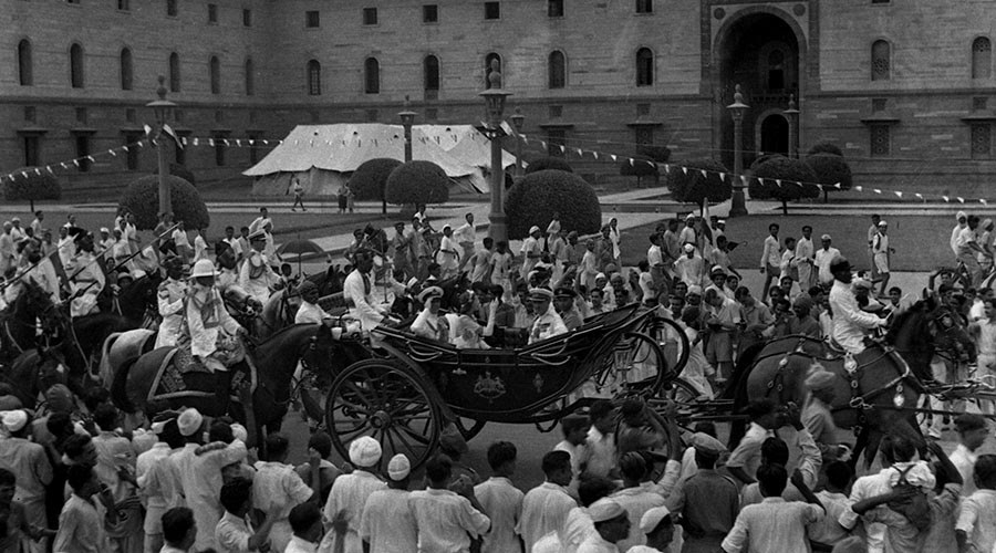 In this handout picture taken 15 August 1947, British Governor-General Lord Mountbatten (C) gestures as he rides in a carriage alongside Lady Edwina Mountbatten prior to witnessing the raising of the Indian tricolour for the first time at India Gate in New Delhi. © AFP
