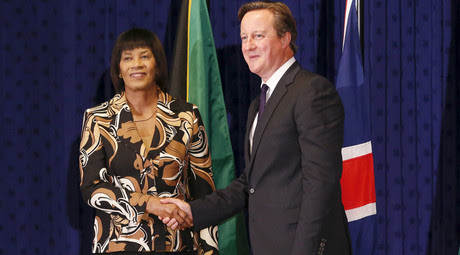 Jamaica's Prime Minister Portia Simpson-Miller (L) shakes hands with her British counterpart David Cameron at the Jamaica House in Kingston, September 29, 2015. © Gilbert Bellamy 
