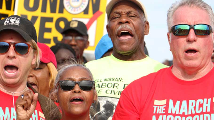 Danny Glover (center) joins Nissan workers for the March on Mississippi, March 4, 2017 (Ariel Cobbert / Daily Mississippian)