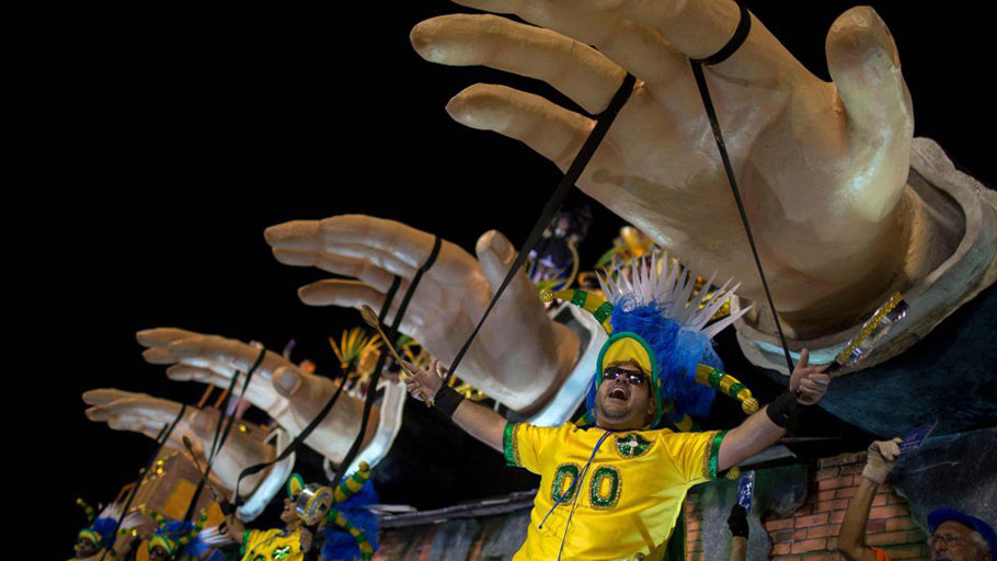 The Paraíso da Tuiuti parade also criticized protestors that took to the streets against impeached former President Dilma. Called “manifestoches”,or “puppet protestors”, many believe they were manipulated by powerful political interests