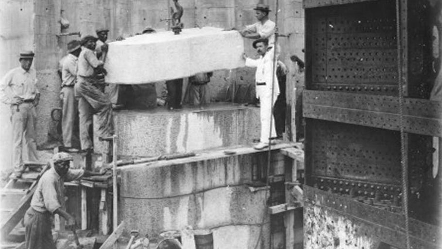 Placing granite in the hollow quoin. Dry Dock No. 1, Balboa, June 21, 1915.