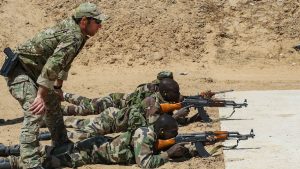 A US Army Special Forces sergeant oversees the marksmanship training of a Niger Army soldier during Exercise Flintlock 2017 in Diffa, Niger