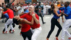 Members of the All Star dance company take part in the Serpent's Parade, in which delegations of different countries present themselves at the 38 Caribbean Festival. July 5, 2018, in Santiago de Cuba. | Photo: EFE