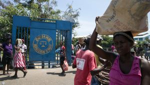 Haitian traders carrying goods back from the market in Dajabón