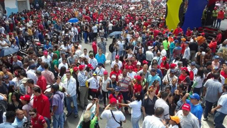 Supporters of President Maduro gather at the center of the capital Caracas in support of the president after the failed attack against him. | Photo: teleSUR