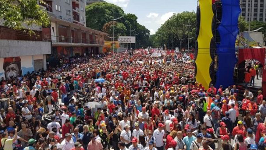 Supporters of President Maduro gather at the center of the capital Caracas in support of the president after the failed attack against him. | Photo: teleSUR