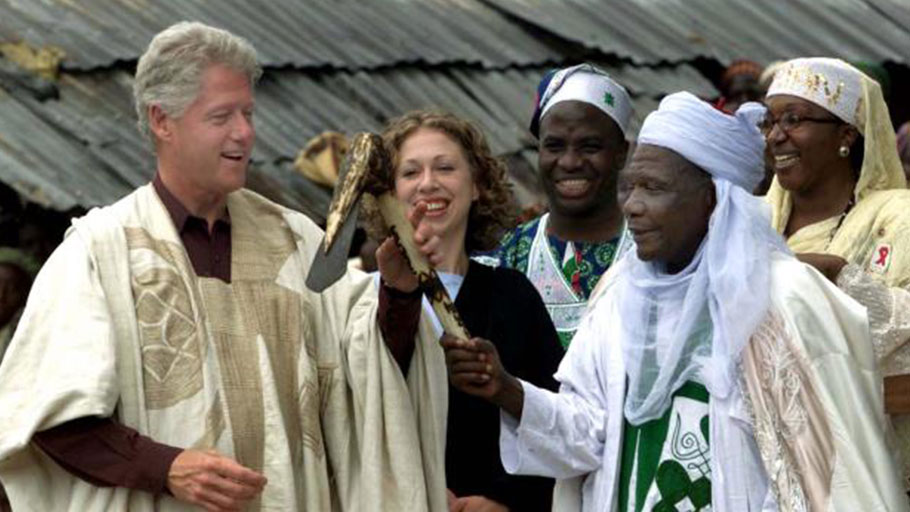 US President Bill Clinton with daughter Chelsea in Abuja, Nigeria, August 2000.