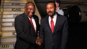 Incoming AU Pres. C. Ramaphosa (l) and outgoing Pres. A. Ahmed