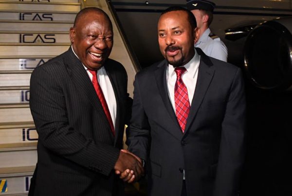 Incoming AU Pres. C. Ramaphosa (l) and outgoing Pres. A. Ahmed