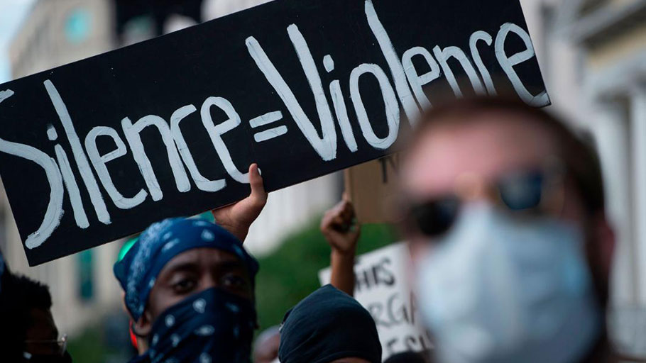 Demonstrators protesting the death of George Floyd hold up placards up near the White House on May 31, 2020 in Washington, DC. - Thousands of National Guard troops patrolled major US cities after five consecutive nights of protests over racism and police brutality that boiled over into arson and looting, sending shock waves through the country. The death Monday of an unarmed black man, George Floyd, at the hands of police in Minneapolis ignited this latest wave of outrage in the US over law enforcement's repeated use of lethal force against African Americans -- this one like others before captured on cellphone video.