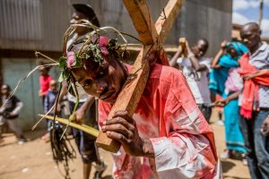 Christian-reenact-Cross-Good-Friday-Kenya-910x512