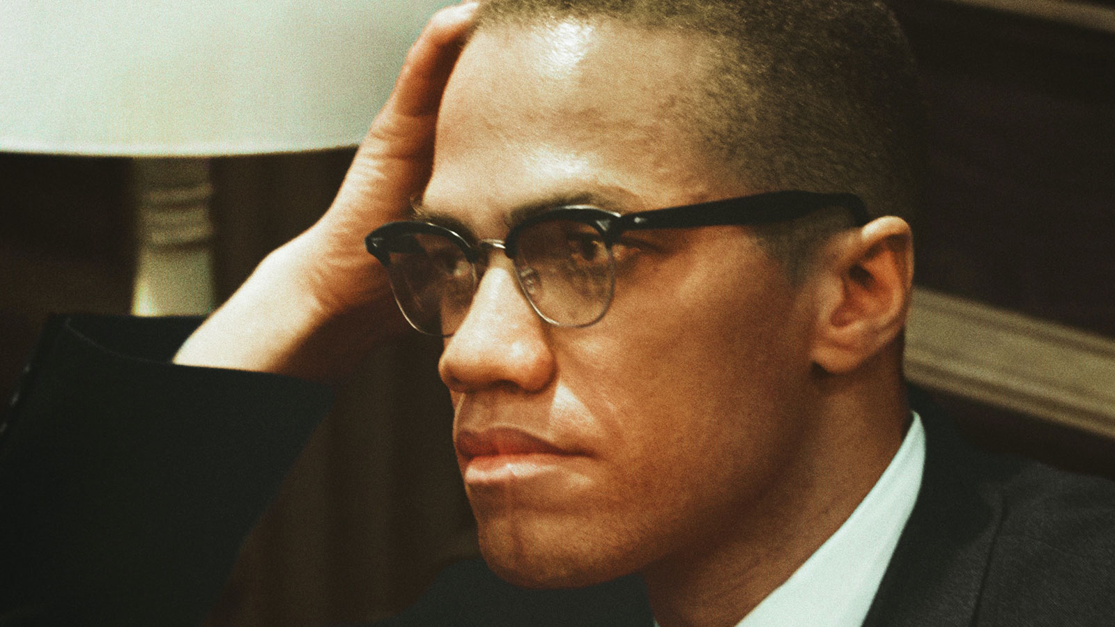 Malcolm X waits at Martin Luther King press conference