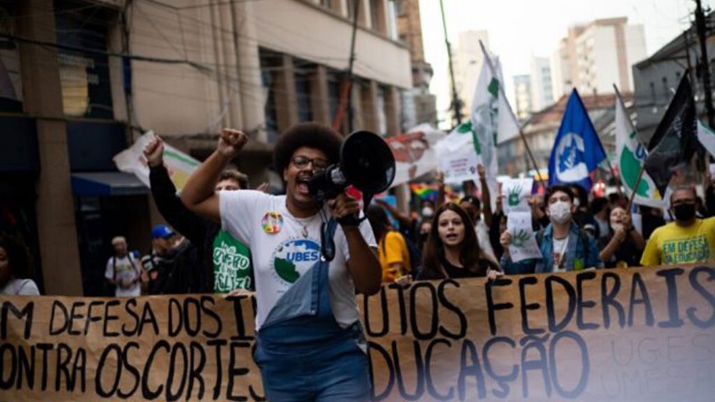 Students protest in Porto Alegre, a city in southern Brazil, against budget cuts in education. Black students, generally the poorest, suffer the most from the deterioration of schools, the reduction of scholarships, the shrinking of school meal programs and the loss of opportunities to study.