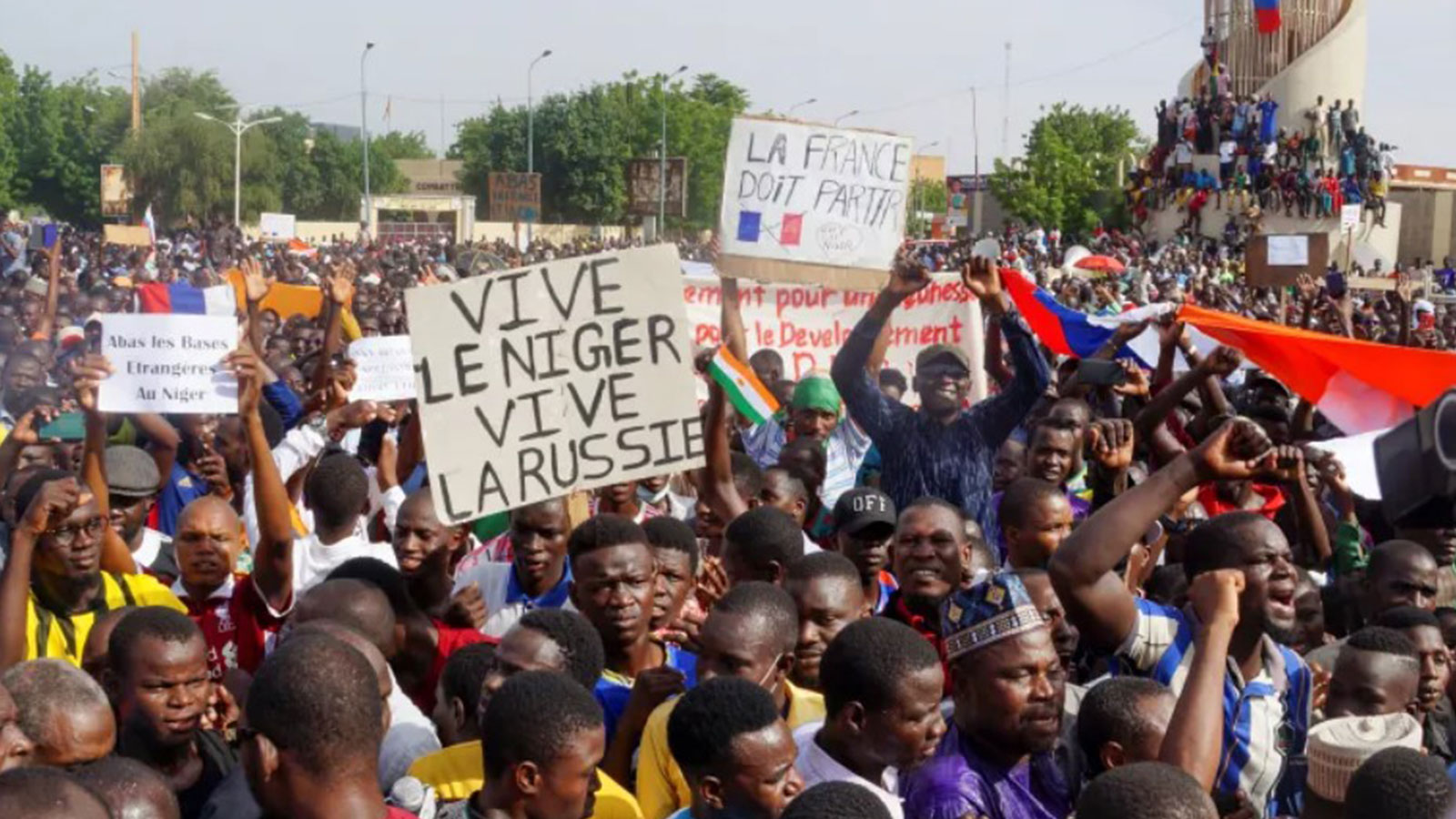 Crowd in Niamey holding signs: long live Niger, Russia. France must leave.